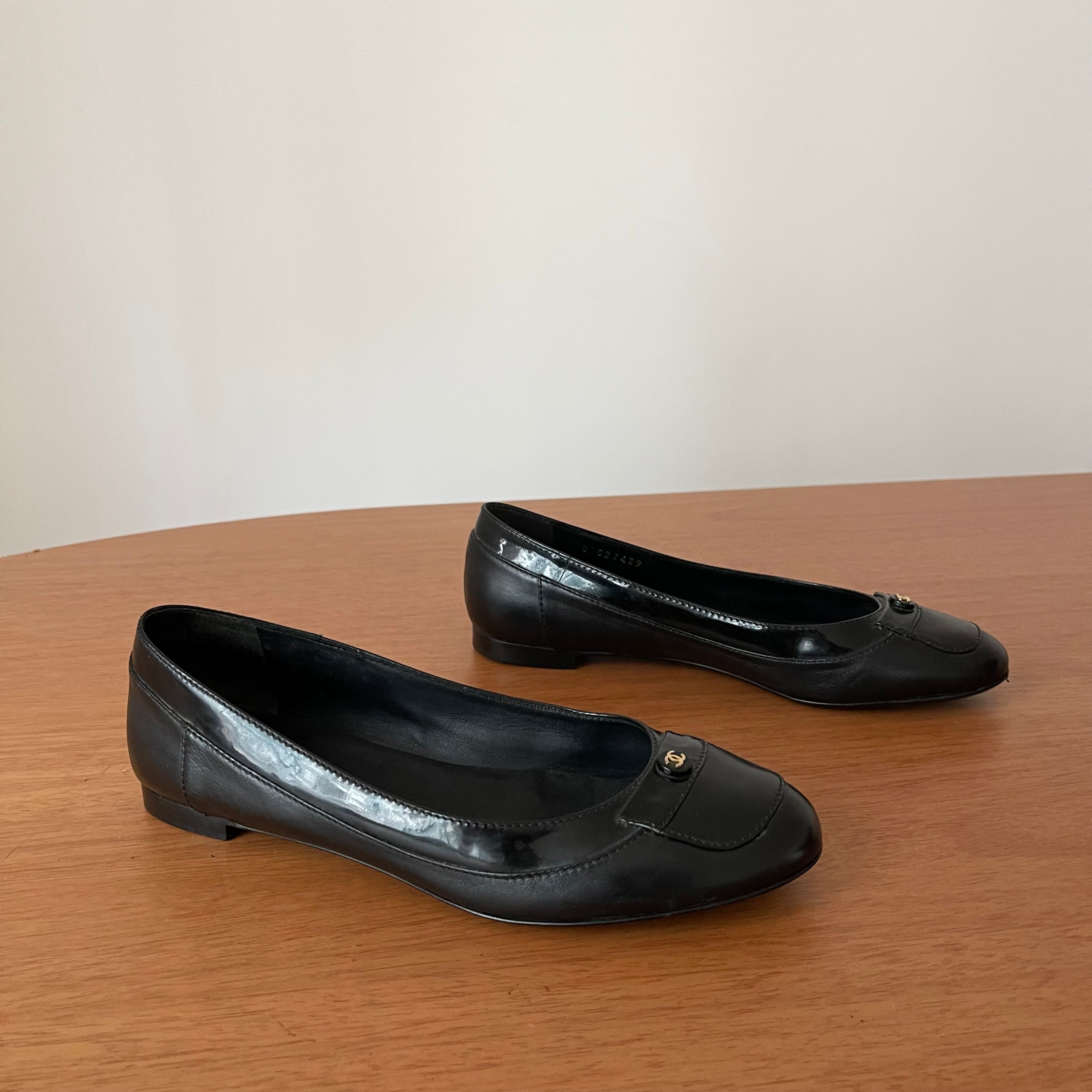 Chanel Black leather CC Logo Ballet Flats