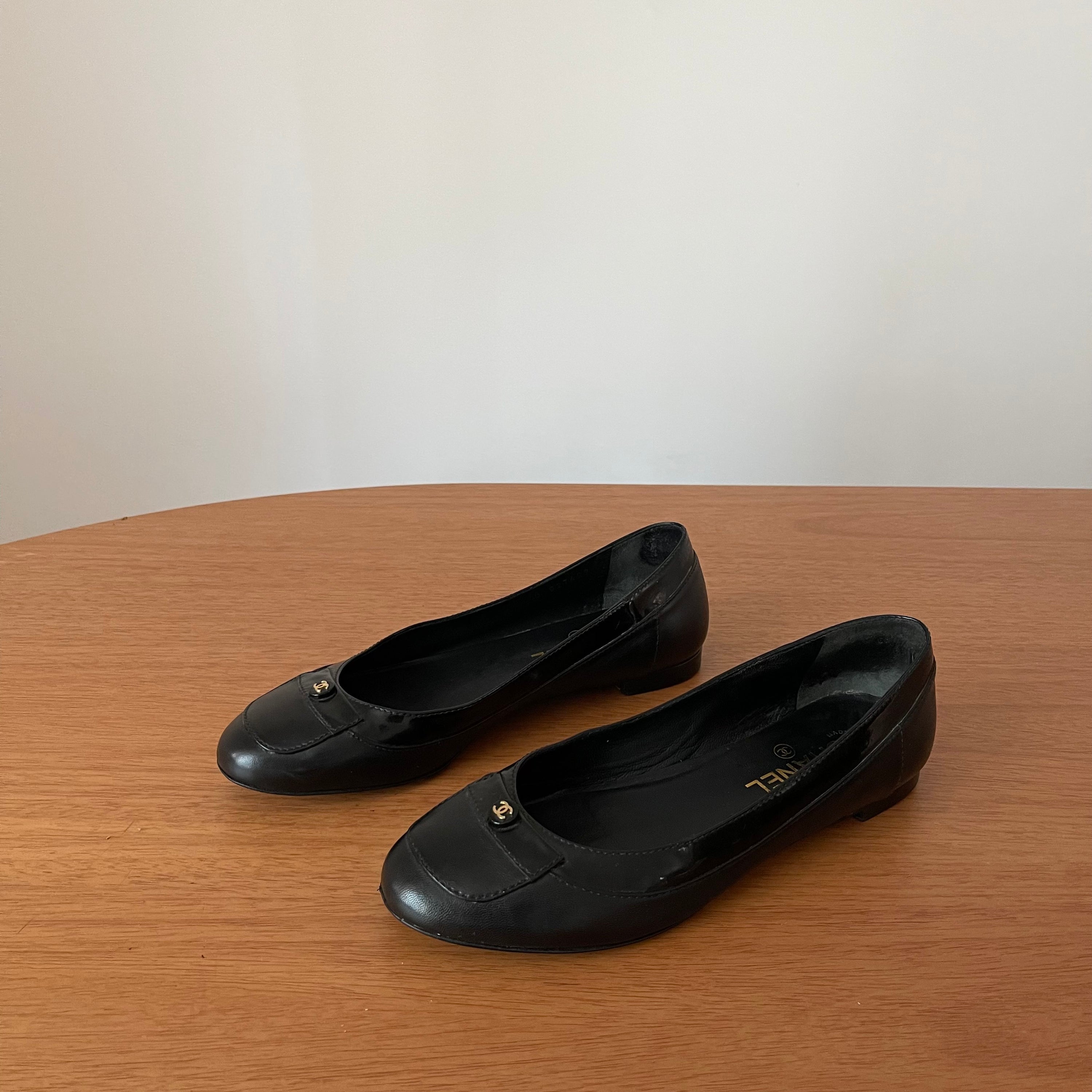 Chanel Black leather CC Logo Ballet Flats