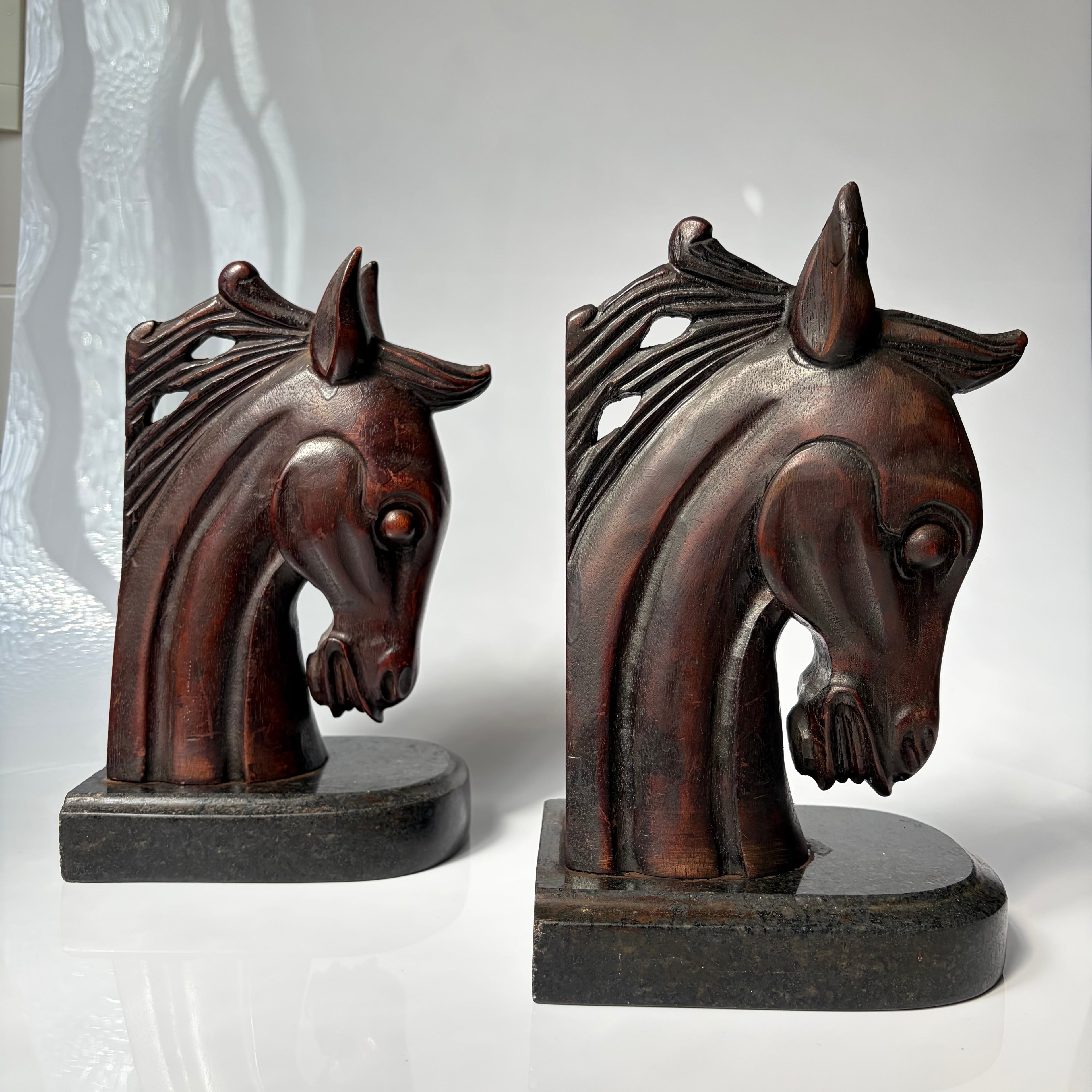 Wood Horses Serre Livres