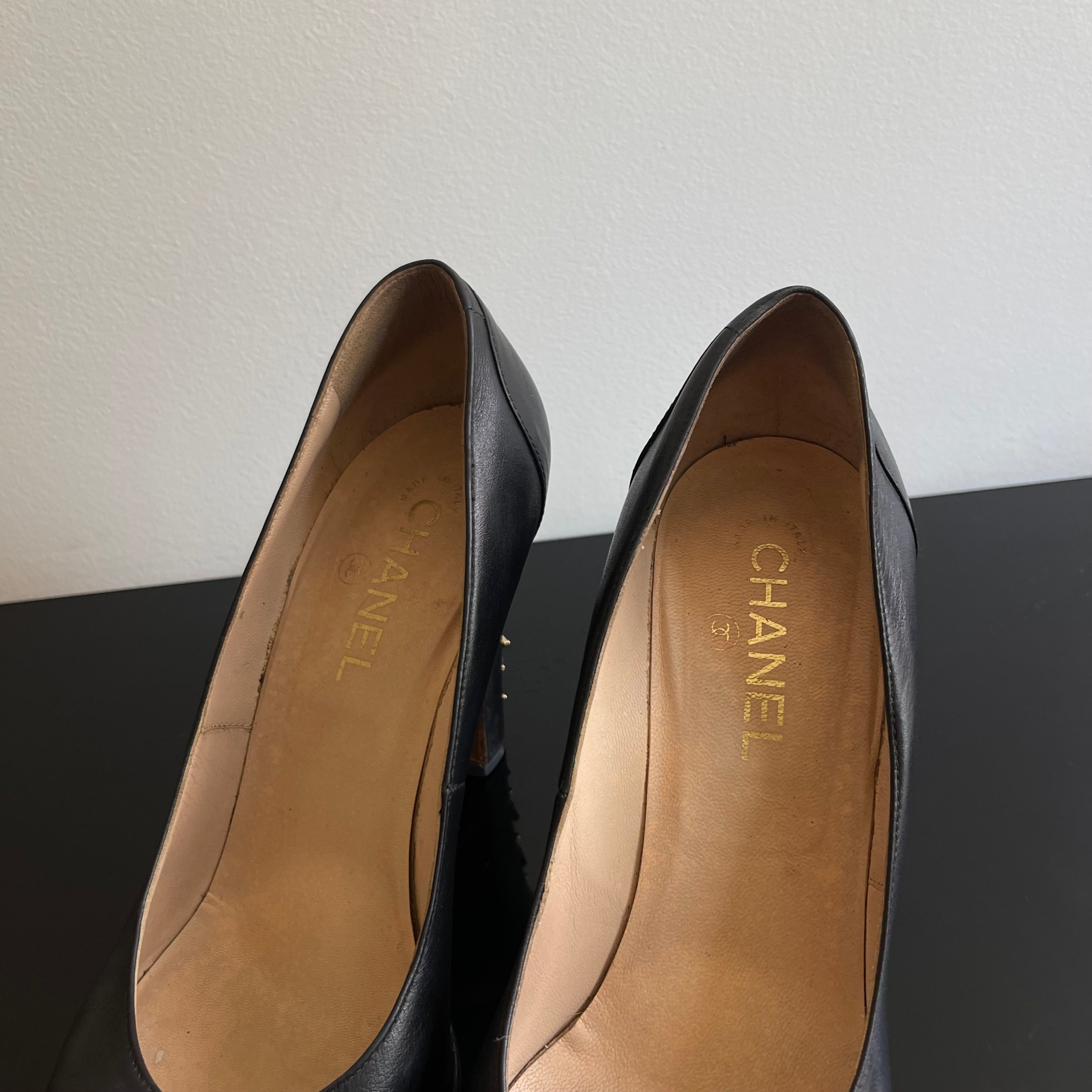 Chanel Black Leather Paris Dallas Star Studded Pumps