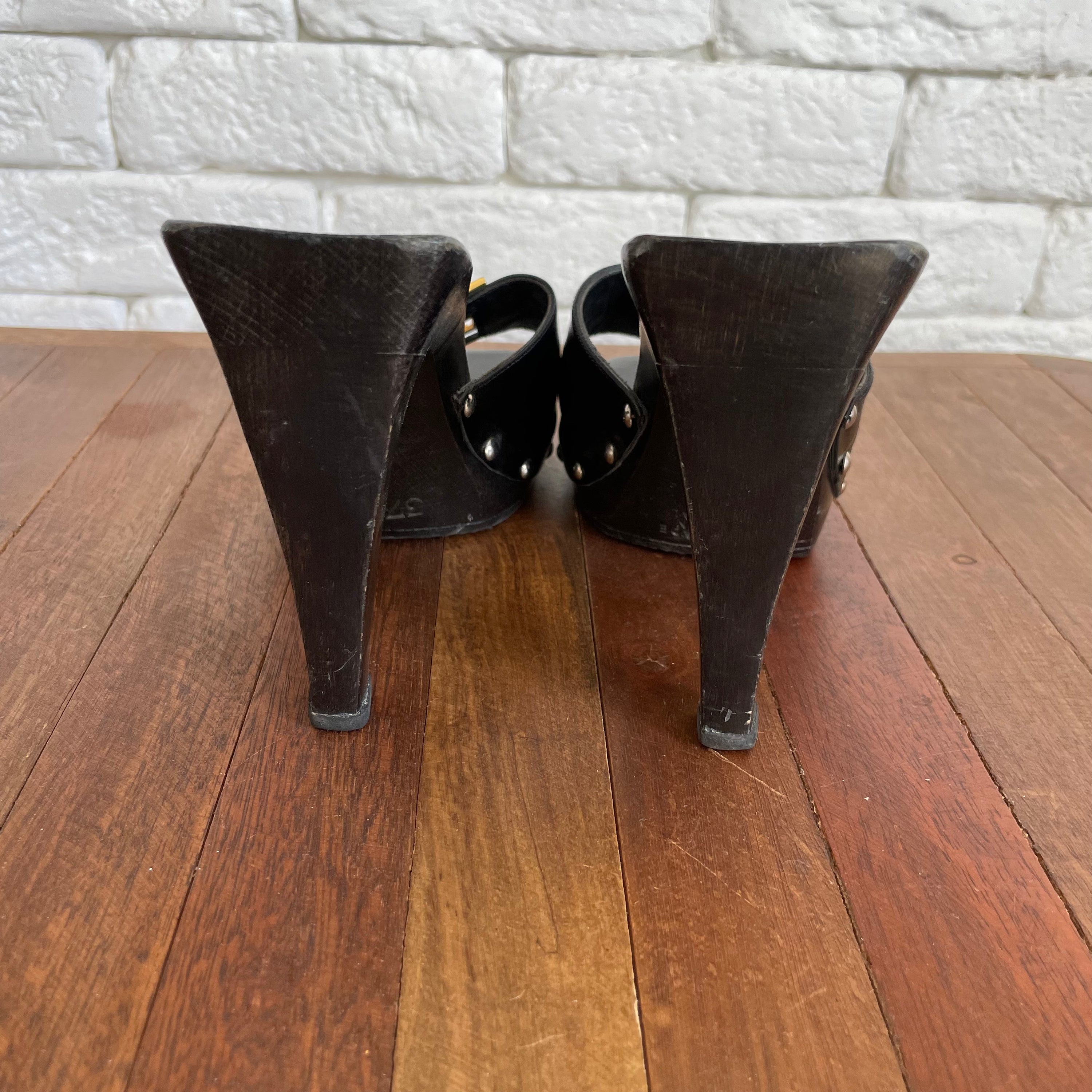 Fendi vintage heels logo