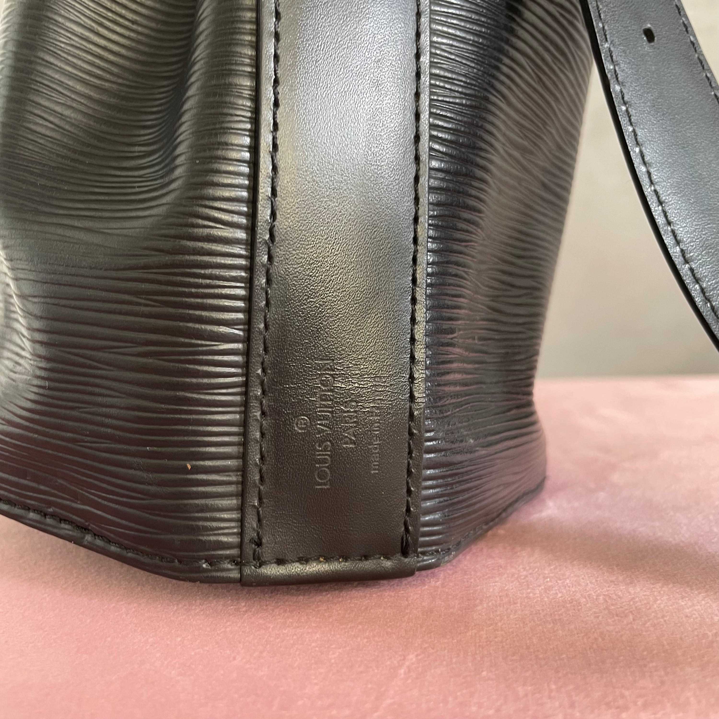 Louis Vuitton Epi Sac d’EPAULE Bucket Bag