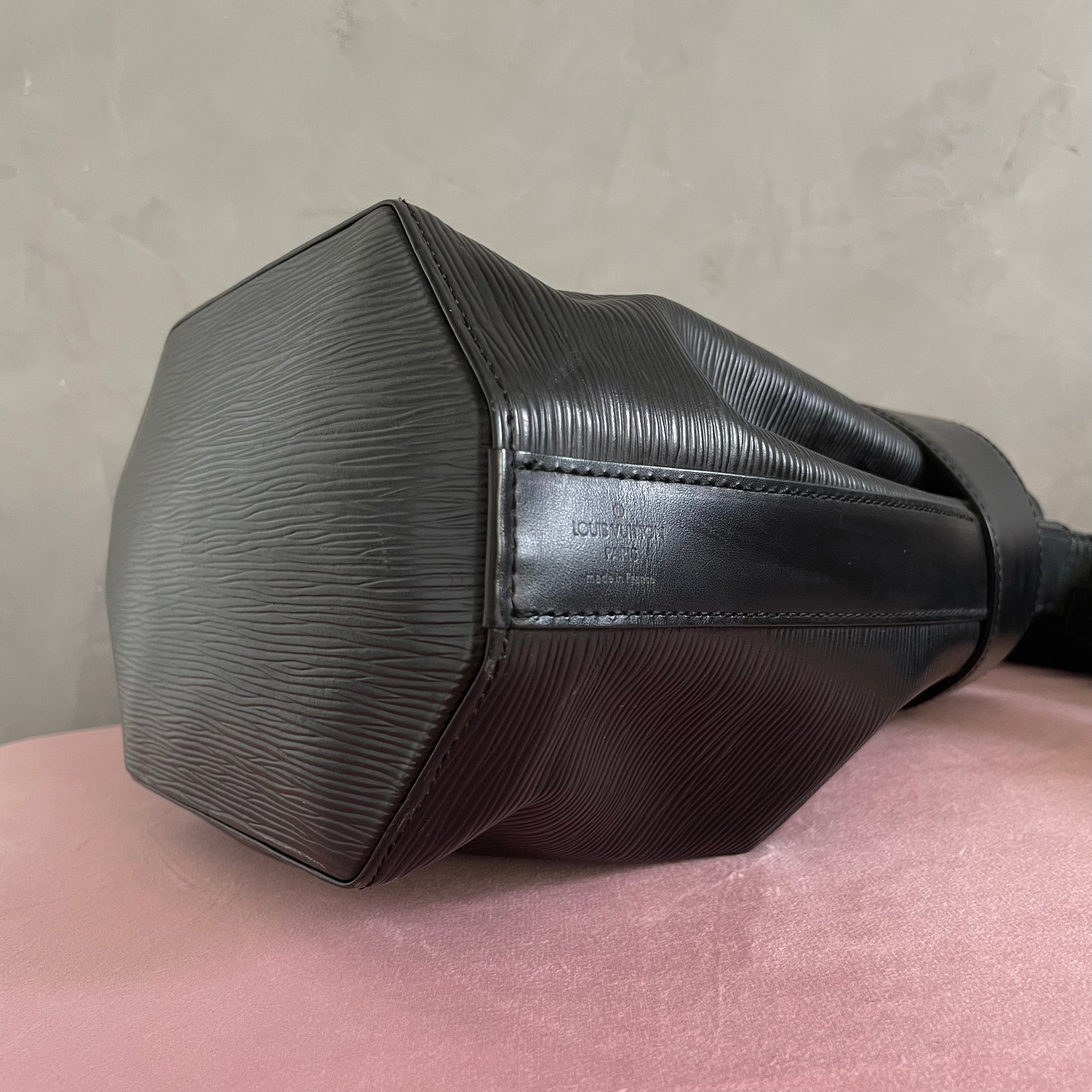 Louis Vuitton Epi Sac d’EPAULE Bucket Bag