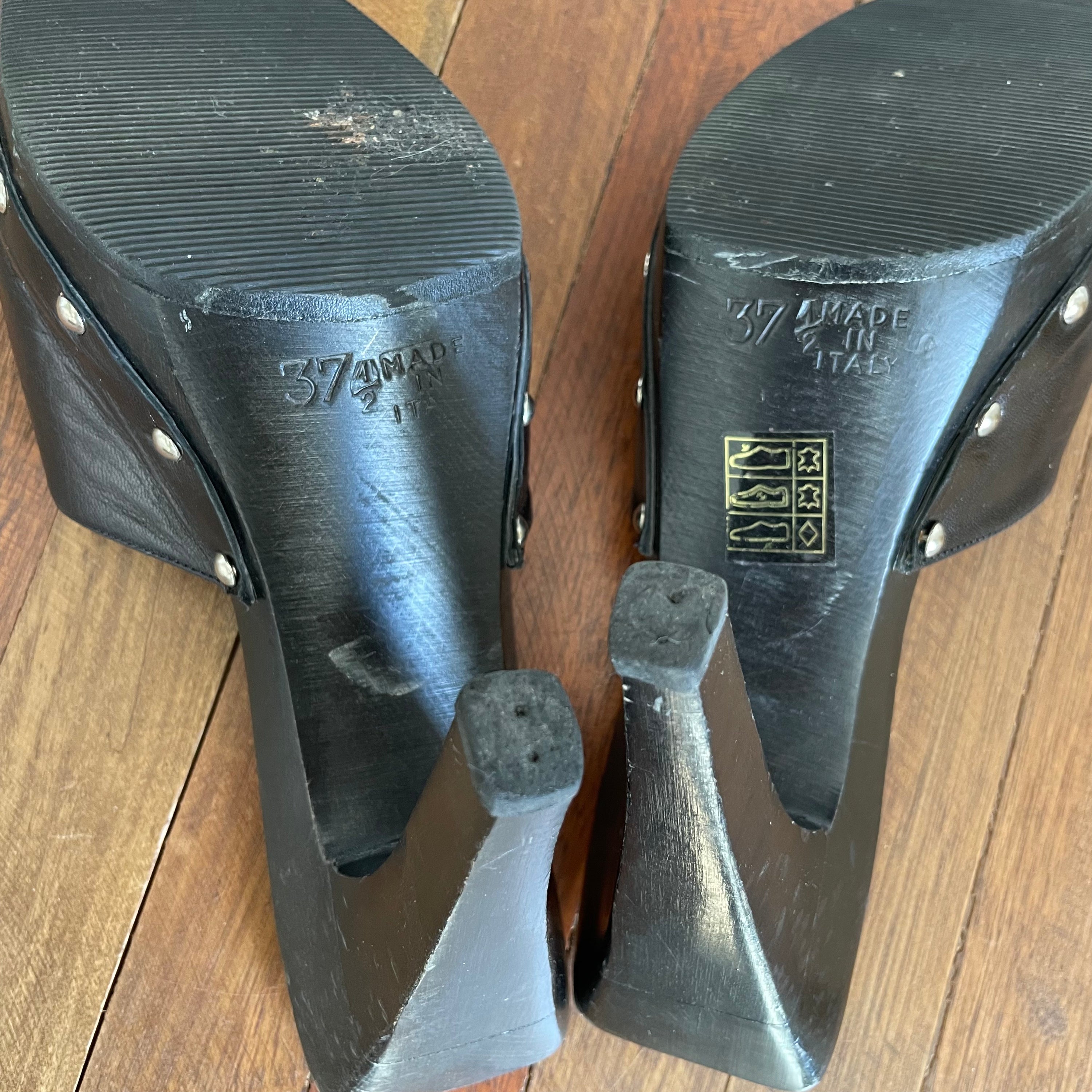 Fendi vintage heels logo