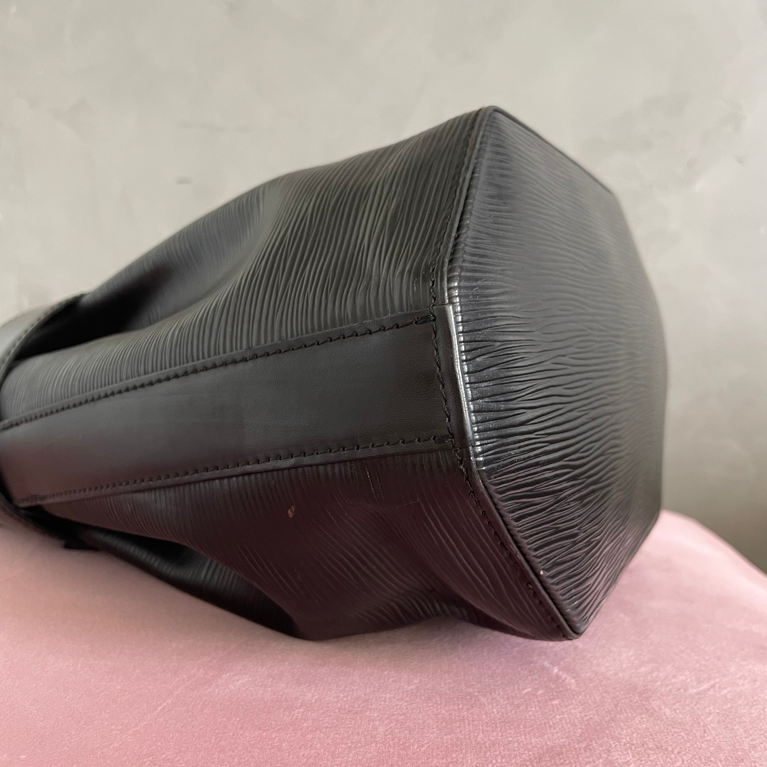 Louis Vuitton Epi Sac d’EPAULE Bucket Bag