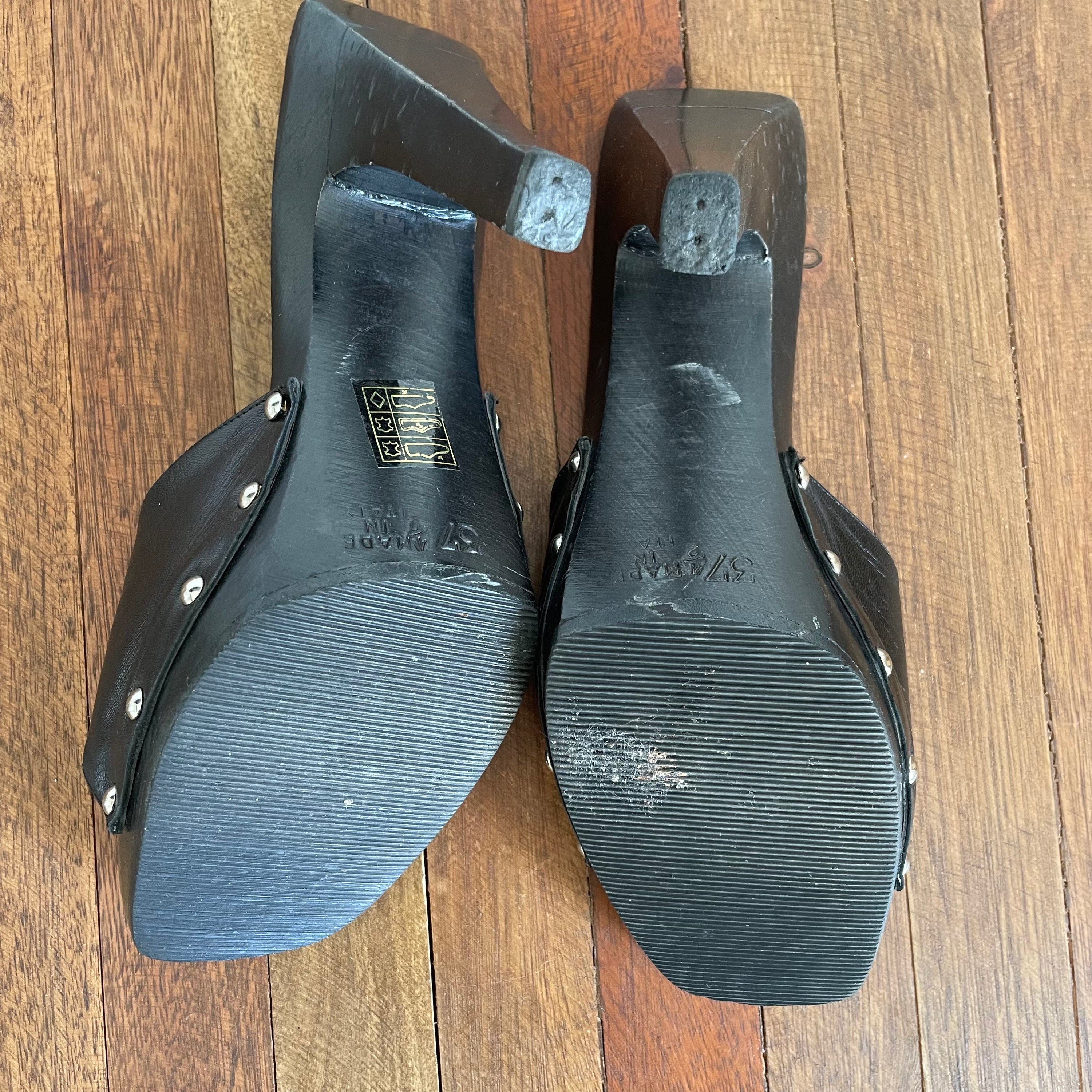 Fendi vintage heels logo