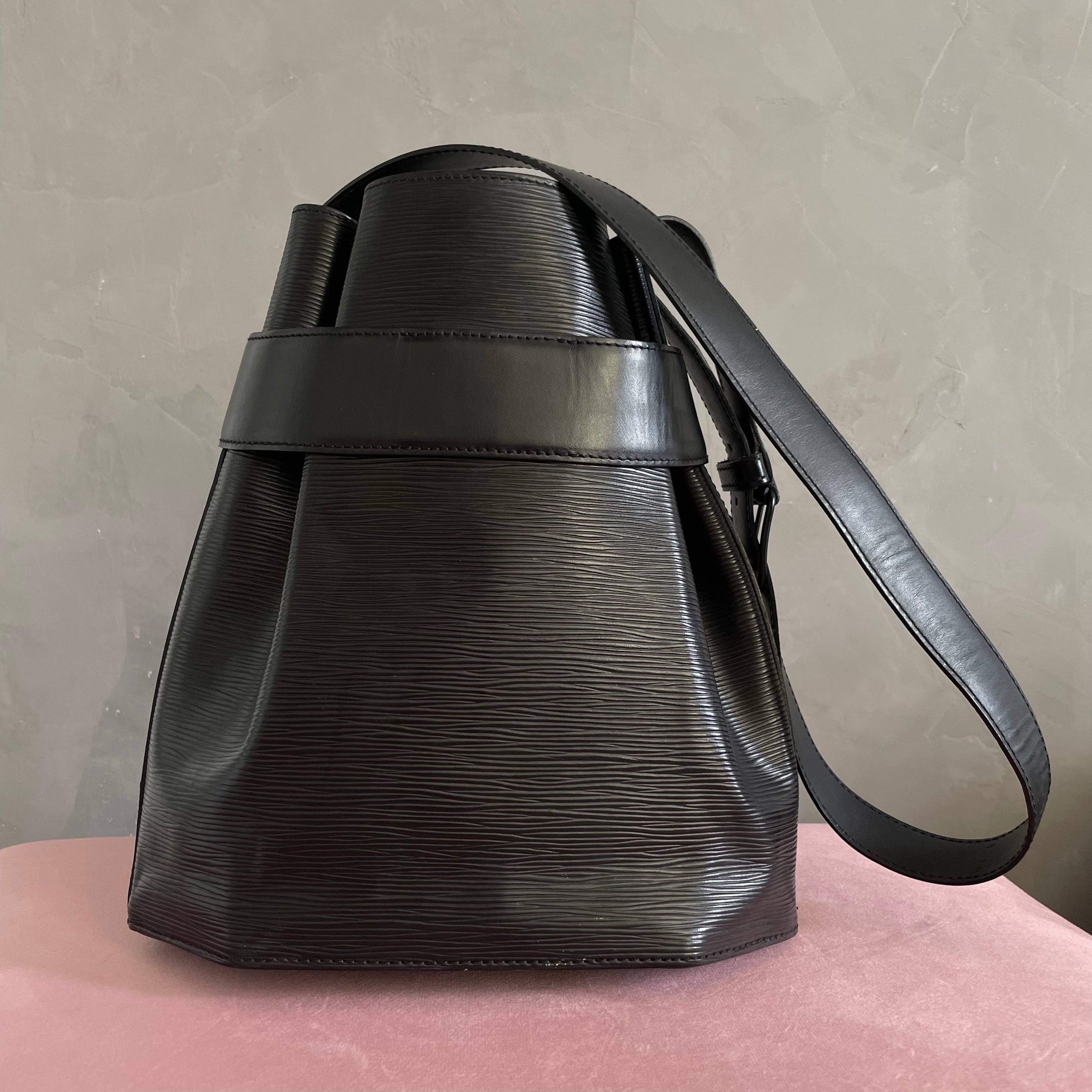 Louis Vuitton Epi Sac d’EPAULE Bucket Bag